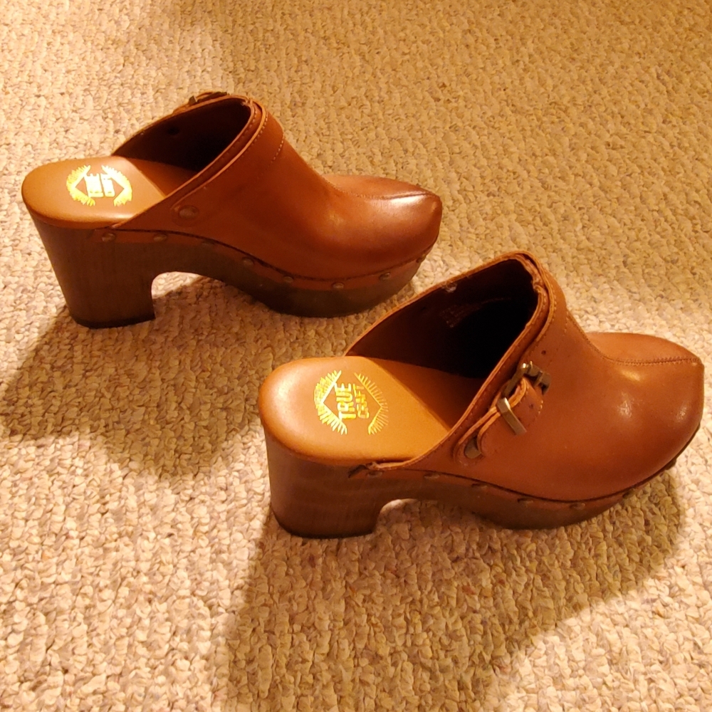 True Craft heeled clog